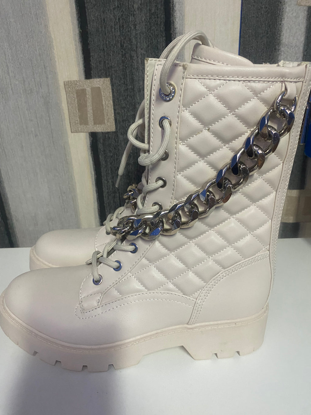 Botas Guess con cadenas gris – Elegancia y actitud en un solo paso
