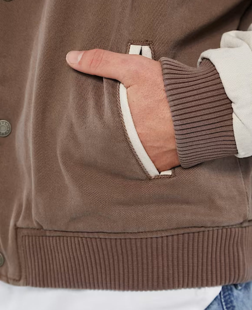 Cazadora bómber con aplicación denim