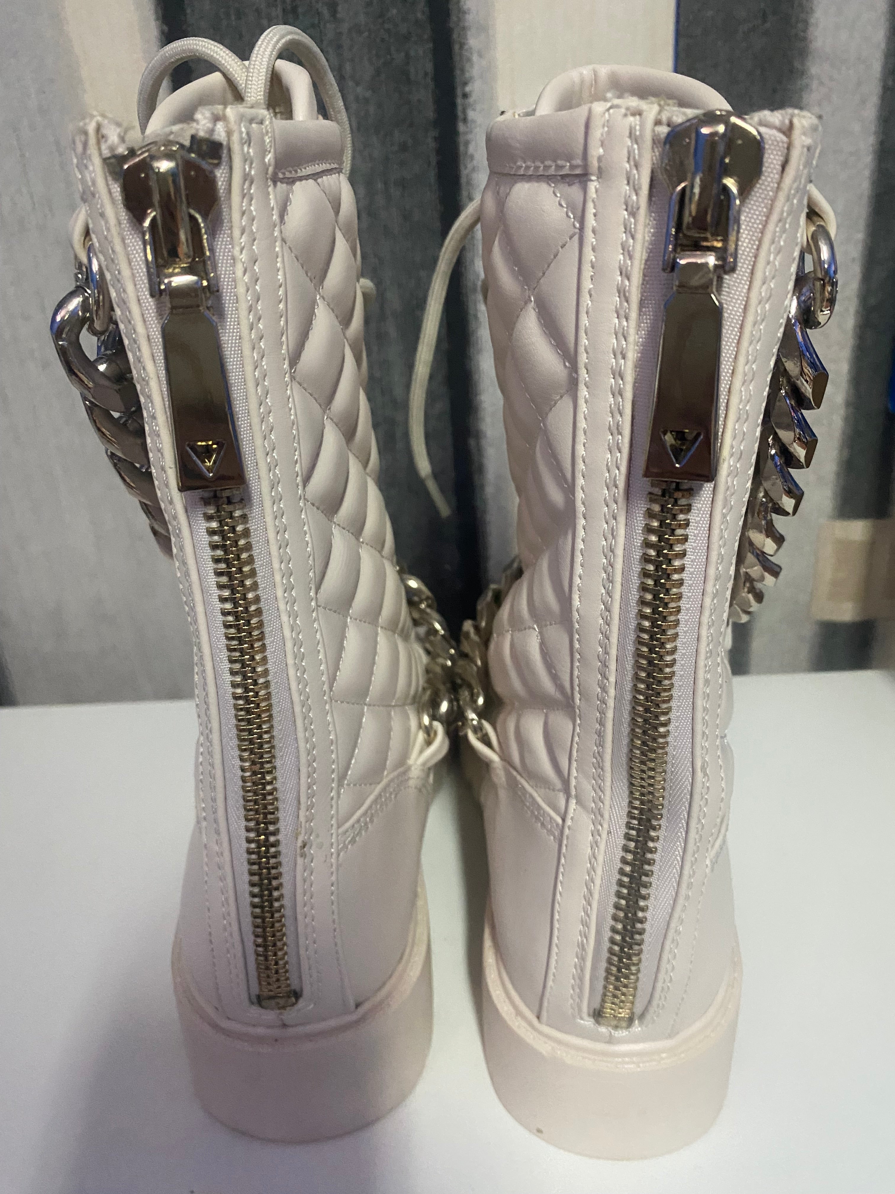 Botas Guess con cadenas gris – Elegancia y actitud en un solo paso