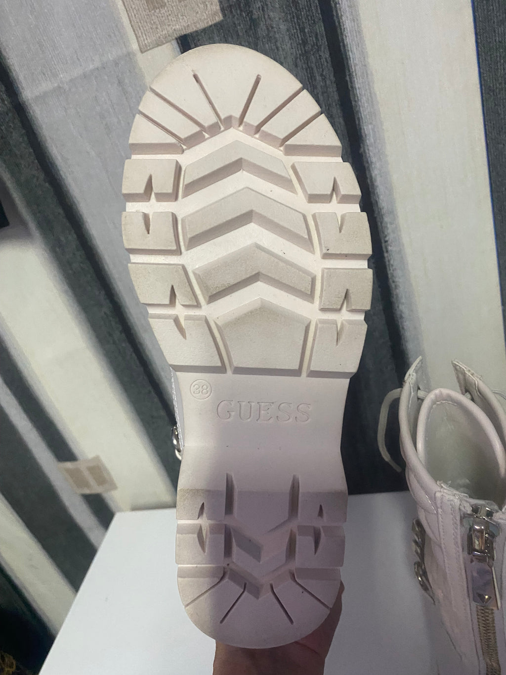 Botas Guess con cadenas gris – Elegancia y actitud en un solo paso