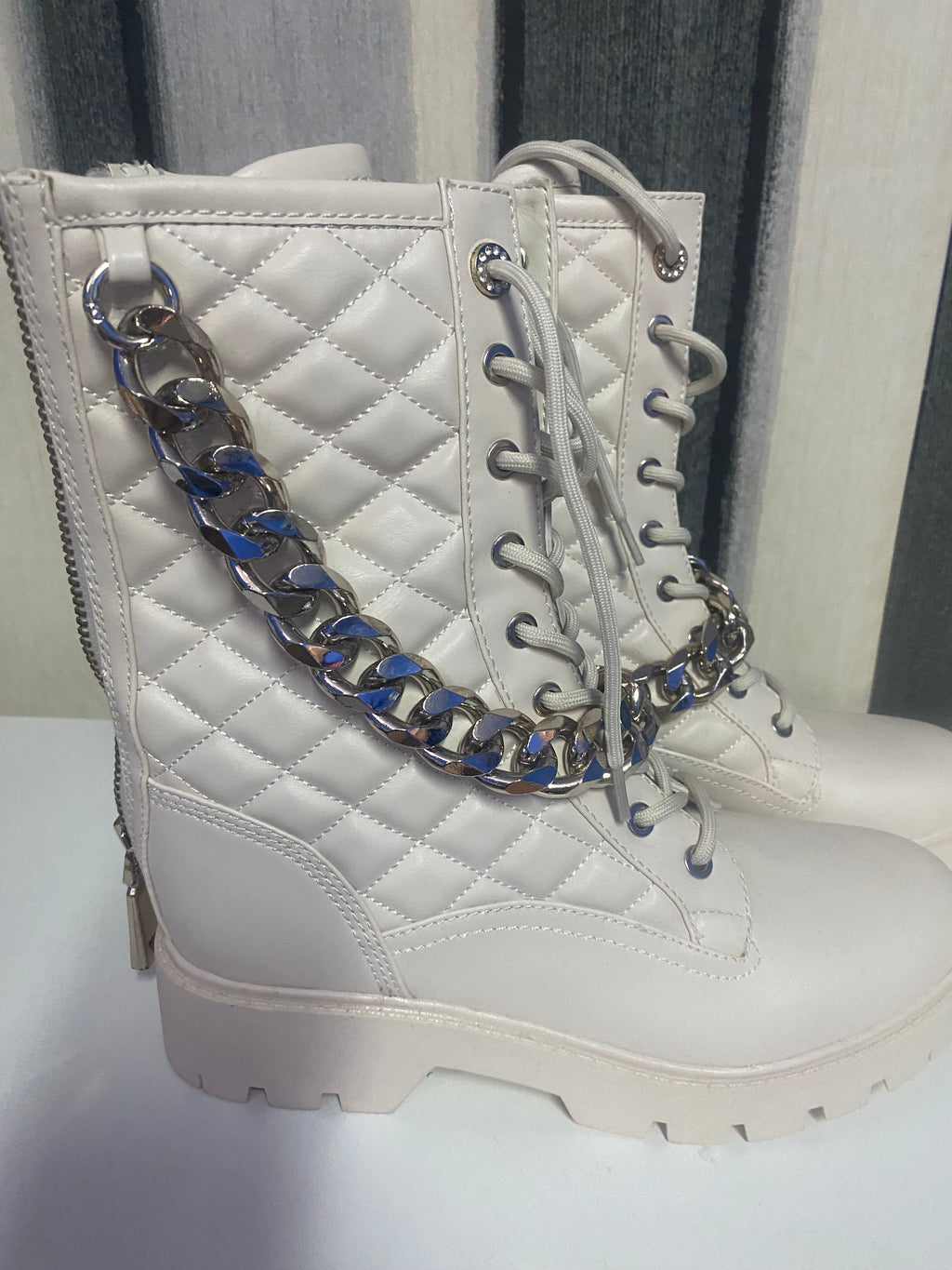Botas Guess con cadenas gris – Elegancia y actitud en un solo paso