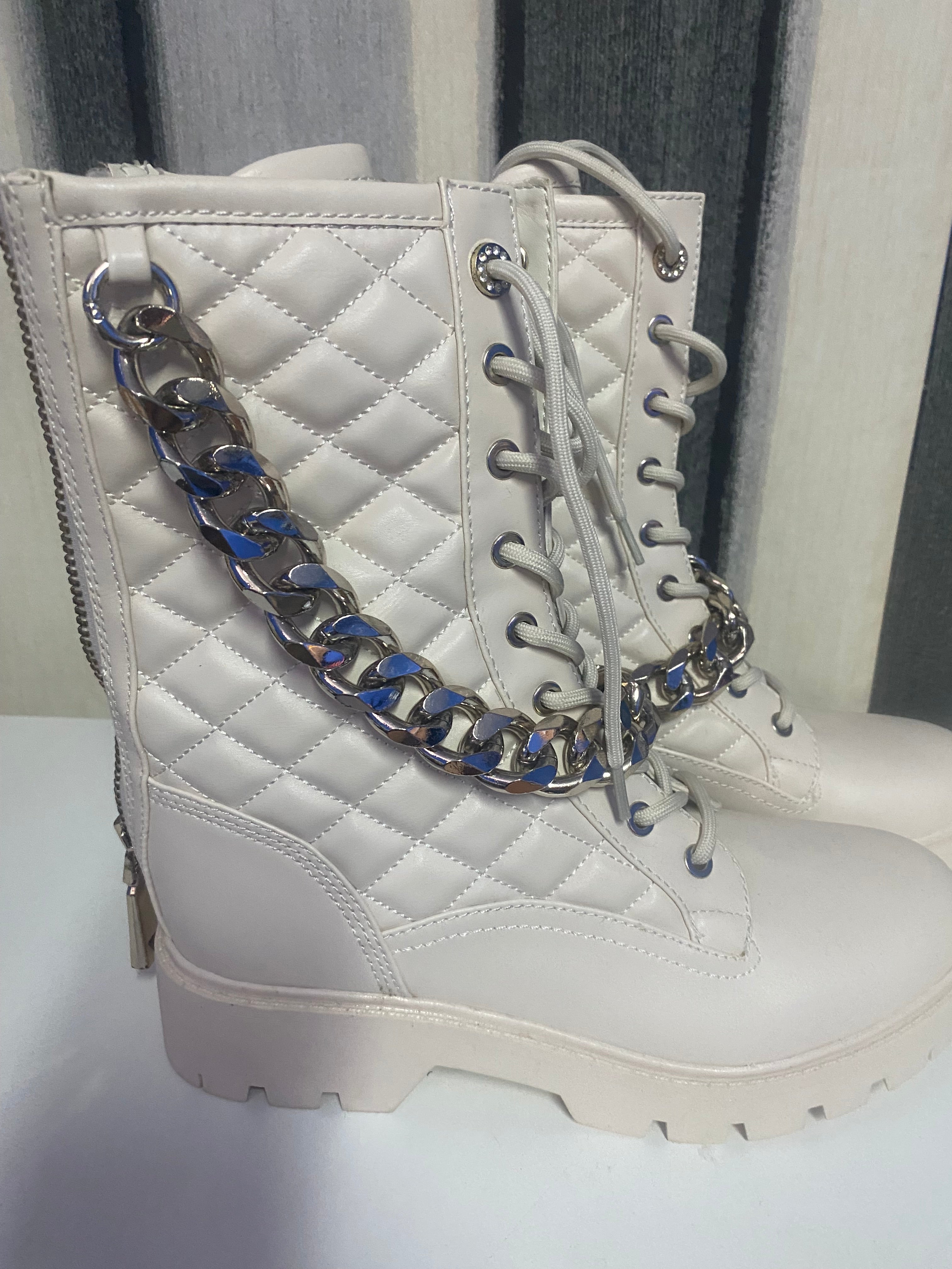 Botas Guess con cadenas gris – Elegancia y actitud en un solo paso