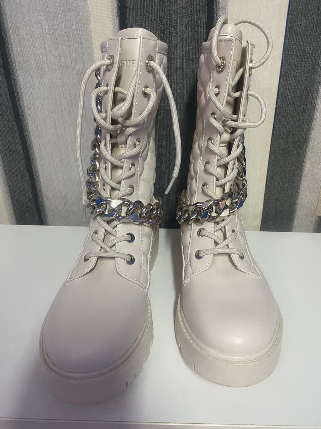 Botas Guess con cadenas gris – Elegancia y actitud en un solo paso