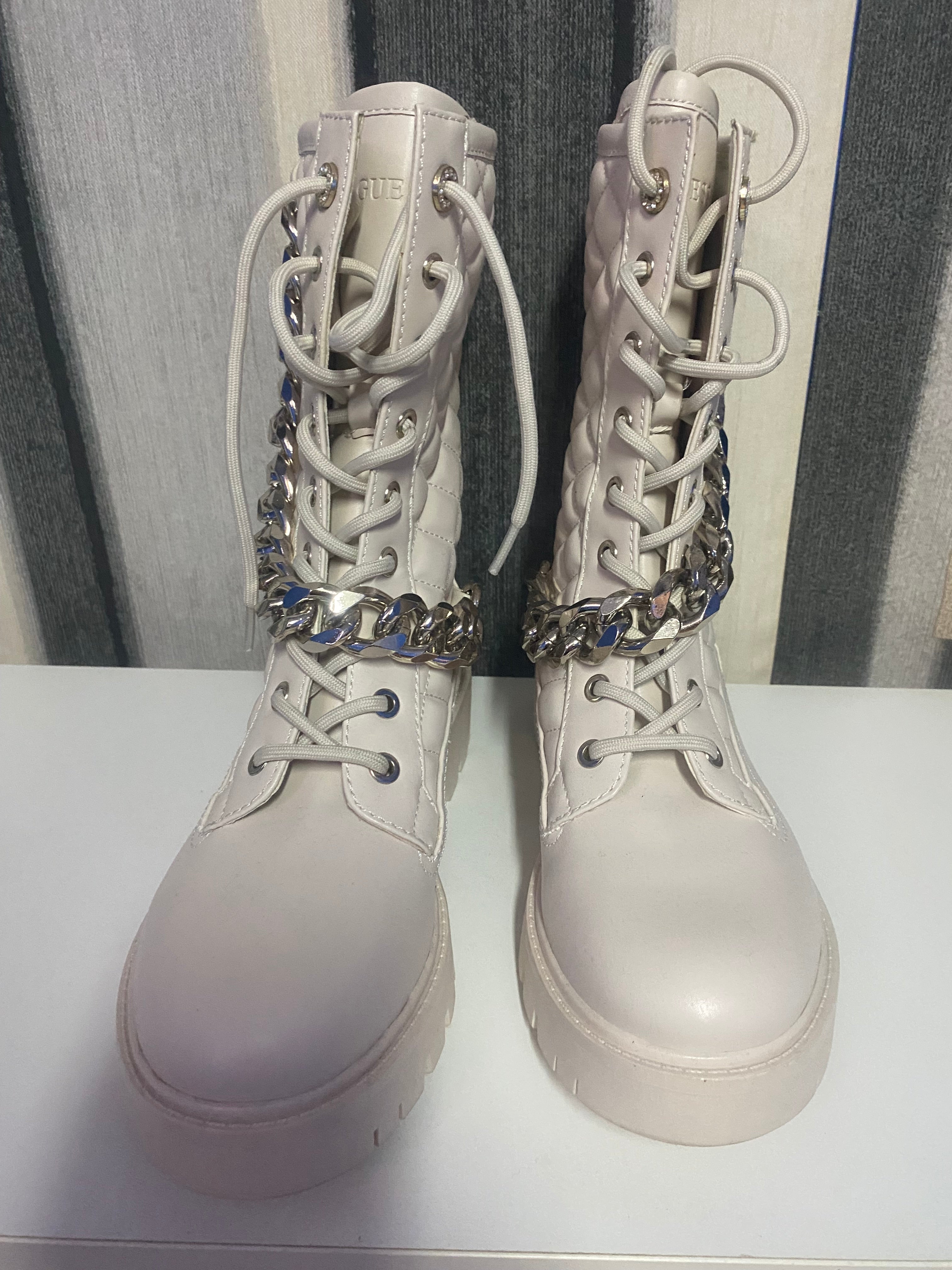 Botas Guess con cadenas gris – Elegancia y actitud en un solo paso
